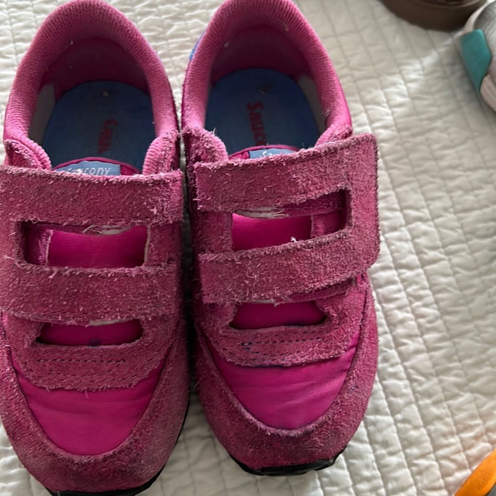 8 W Toddler Saucony velcro sneakers in OK condition